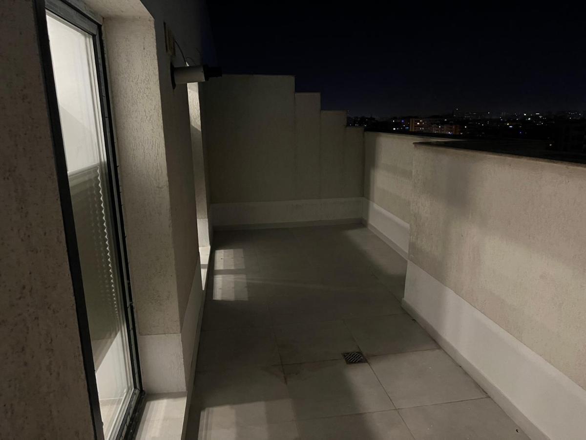 Stunning 2-Room Penthouse With Lakeview W11 Bucharest Exterior photo