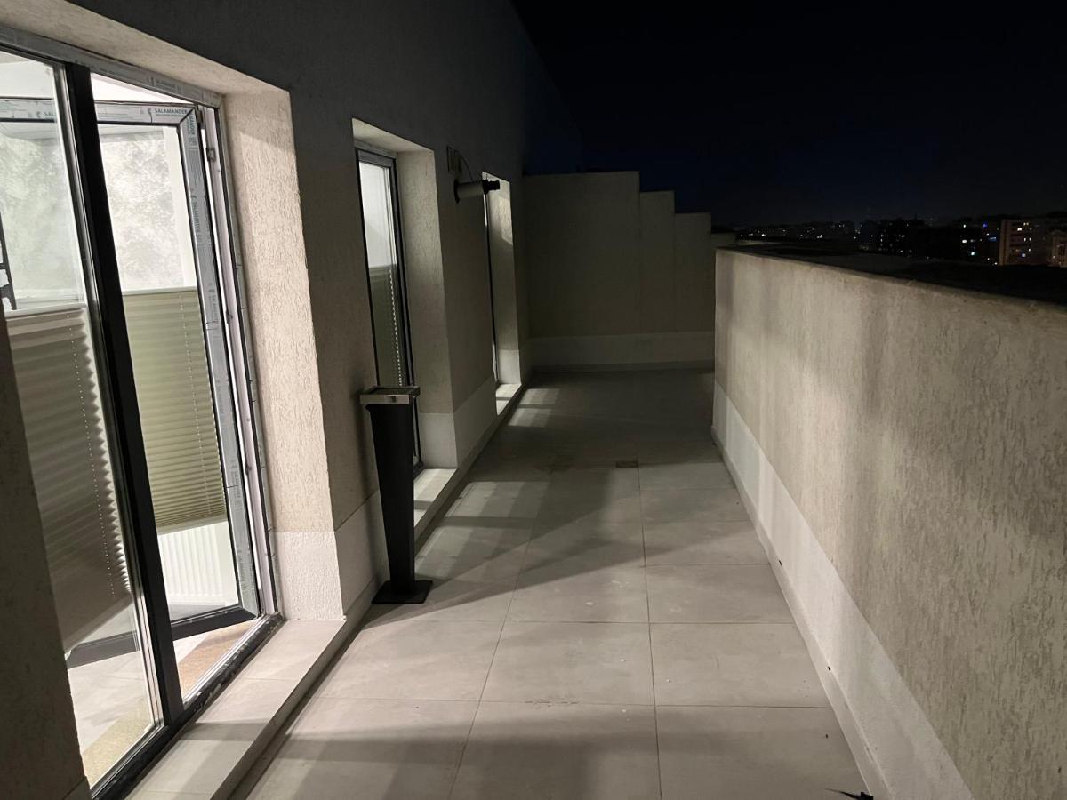 Stunning 2-Room Penthouse With Lakeview W11 Bucharest Exterior photo