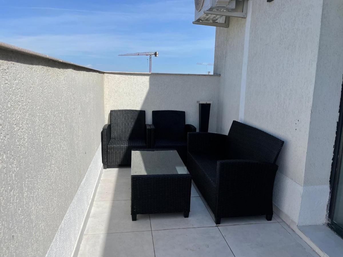 Stunning 2-Room Penthouse With Lakeview W11 Bucharest Exterior photo